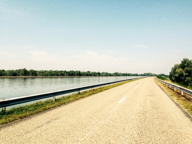 strada tedesca lungo il Reno / confine con la Francia