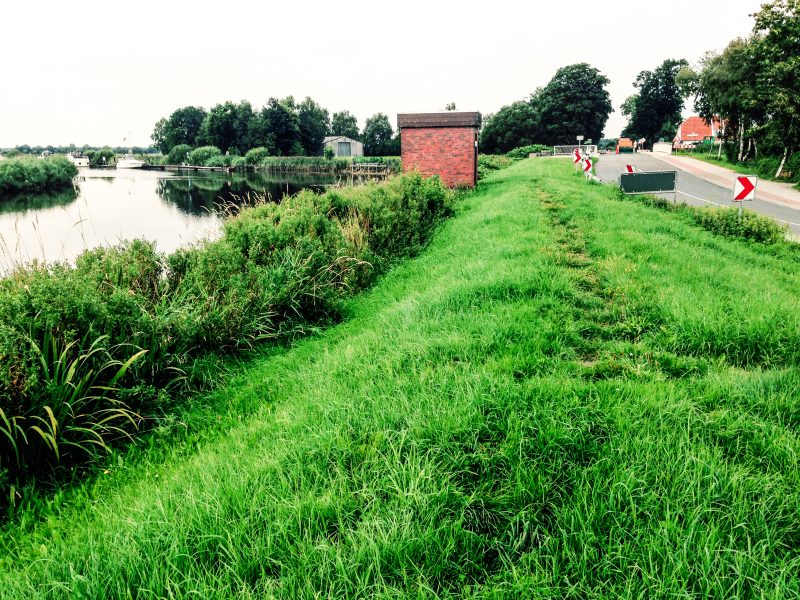 Un canale in Germania appena dopo la frontiera olandese