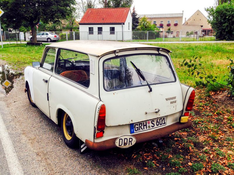 Una vecchia Trabant nelle campagne a sud di Berlino