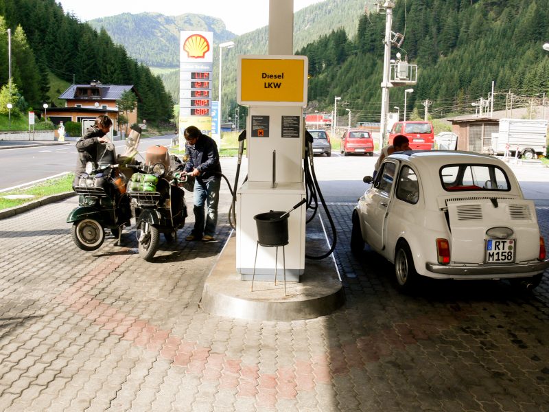 Rifornimento nei pressi della frontiera. Austria