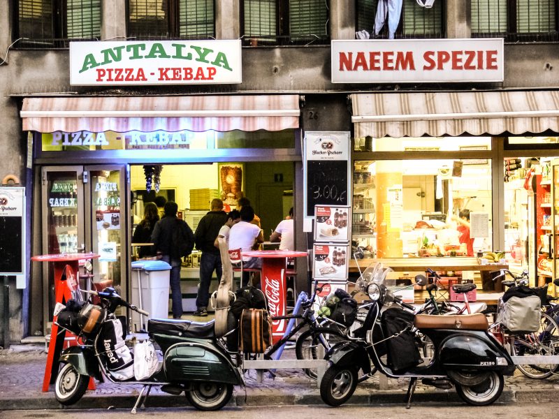 Mix multiculturale a Bolzano.